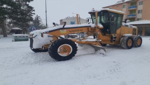 Ulaş'ta belediye ekipleri kar temizleme çalışmalarına başladı