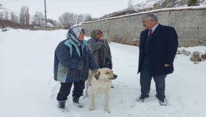 Ulaş'ta ihtiyaç sahibi ailenin kömürlerini köye belediye ekipleri taşıdı