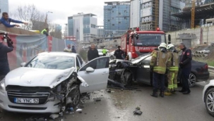 Ümraniye'de çalışma yapılan yolda otomobiller çarpıştı