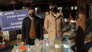 Üniversite öğrencileri kurdukları stant ile suyun önemini anlattı