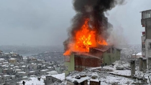 Üsküdar'da 3 katlı binanın çatısı alev alev yandı