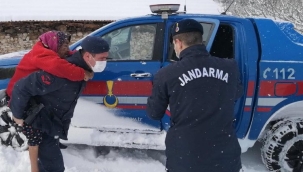 Yaşlı kadını jandarma sırtında taşıdı 