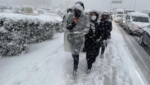 Yoğun kar yağışı İstanbul'da hayatı felç etti