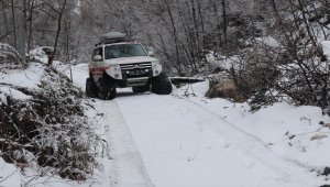 Yolu kardan kapanan köylerdeki aşı taleplerine paletli ambulansla yetişiyorlar