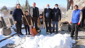 400 yıllık kuyularını yazın soğuk su içmek için karla doldurdular 