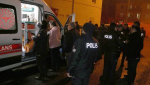 Annesini bıçakla alıkoyan genci ekipler ikna etti