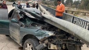 Antalya'da korkunç kaza! Otomobil bariyere saplandı: 1 ölü, 2 yaralı