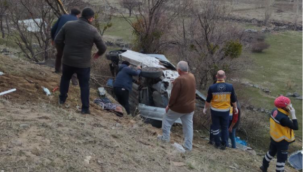 Aracın içinde sıkışan sürücüyü vatandaşlar çıkarttı