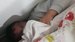 Aranan hükümlü kanepenin arkasında yakalandı; o anlar kamerada