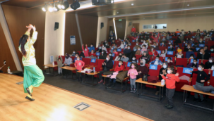 Başkan Amca'nın tiyatro hediyesi çocukları mutlu etti