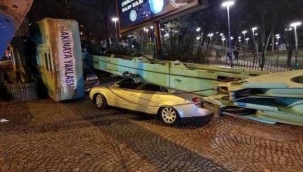 Beşiktaş’ta vinç araçların üzerine devrildi