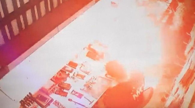 Cep telefonunun bataryası bomba gibi patladı