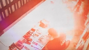 Cep telefonunun bataryası bomba gibi patladı