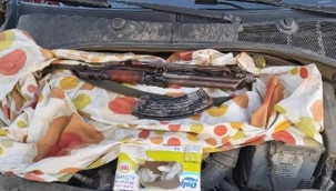 Diyarbakır'da polis şüphelenince ortaya çıktı! Uzun namlulu silahla yakalandılar