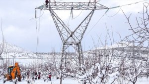 Isparta'da elektrik kesintisinin giderilmesi ve karla mücadele çalışmaları sürüyor