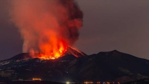 İtalya'da Etna Yanardağı bu yıl ilk kez lav püskürttü