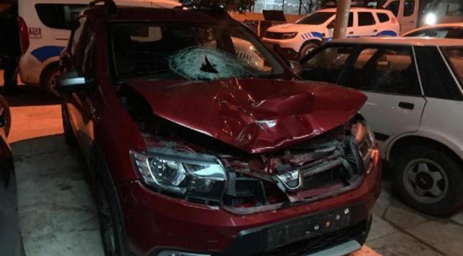 İzmir'de feci kaza! Otomobil çarptı, metrelerce sürüklendi