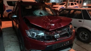 İzmir'de feci kaza! Otomobil çarptı, metrelerce sürüklendi