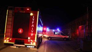 Kağıt fabrikasında çıkan yangında 1 kişi dumandan etkilendi