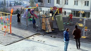 Kamyonet, parktaki kameriyeye çarptı; 1'i çocuk 2 kişi yaralı