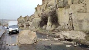 Kapadokya'da, yamaçtan kopan dev kaya parçası yola düştü