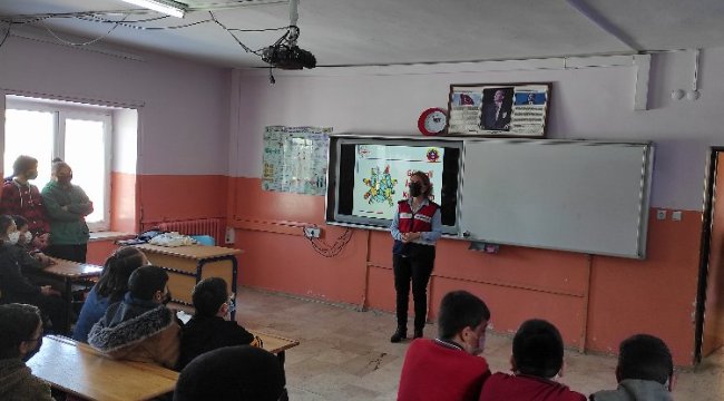 Kayseri'de jandarma uyuşturucudan korunma için okullarda eğitim veriyor