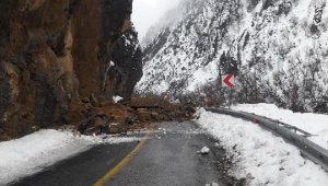 Kayseri'de heyelan; Kapuzbaşı yolu kapandı 
