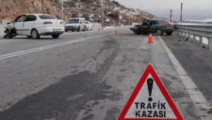 Kayseri'de iki otomobil çarpıştı: 5 yaralı