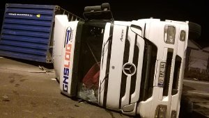 Kayseri'de TIR devrildi: 1 yaralı