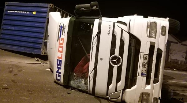 Kayseri'de TIR devrildi: 1 yaralı