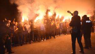 Kayserispor taraftarı Trabzon dönüşü takımı tezahüratlarla karşılaştı