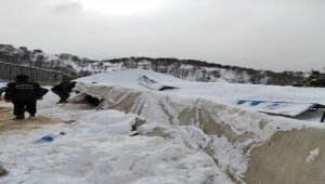 Kızılcahamam'da kar nedeniyle ahırı çöken besiciye yeni çadır verildi
