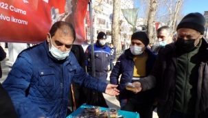 Kocaeli İzmit Belediyesi Leyla Atakan’ın anısına helva dağıttı