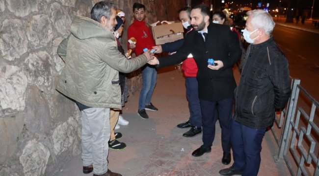 Kocaeli İzmit Belediyesi servis bekleyen emekçilere hayırlı işler diledi