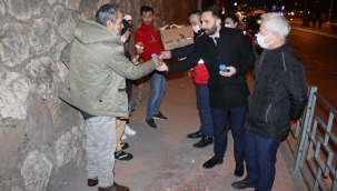 Kocaeli İzmit Belediyesi servis bekleyen emekçilere hayırlı işler diledi