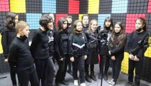 Kocaeli İzmit Sanat Akademisi Çenesuyu Ortaokulu korosuna ev sahipliği yaptı 