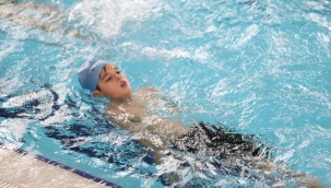 Kocaelili gençler ‘Yarı Olimpik Yüzme Havuzu’n keyfini çıkarıyor