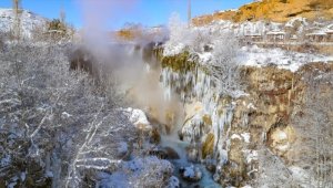 Konya'daki Yerköprü Şelalesi'nden kış ortasında buhar çıkıyor 