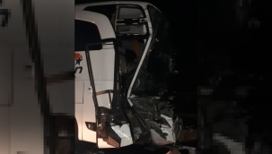 Mersin'de yolcu otobüsü TIR'a çarptı: 1 ölü, 13 yaralı