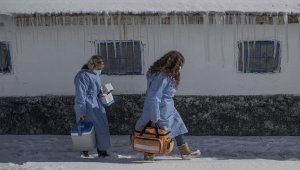 Mobil ekipler Kovid-19 aşılamasını kar kış demeden sürdürüyor