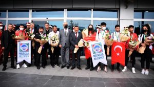 Muaythai Avrupa Şampiyonası'nda madalya kazanan sporculara mehterli karşılama