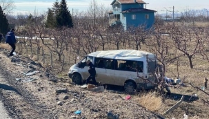 Niğde'de tarım işçilerini taşıyan minibüs devrildi: 13 yaralı