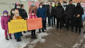 Öğrenci ve veliler, öğretmenlerin göreve başlamamasını protesto etti