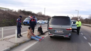 Polis aracına çarpan minibüsteki kaçak göçmenlerden Bulgaristan'da darp iddiası