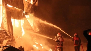 Sakarya’da ambalaj fabrikası alev alev yanıyor! Çok sayıda ekip sevk edildi