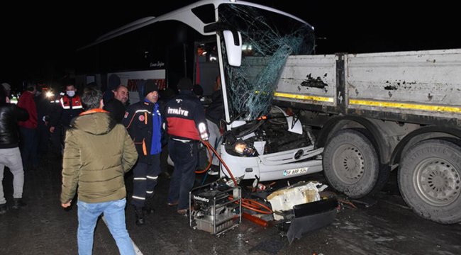 Sivas'ta feci kaza! Yolcu otobüsü TIR'a çarptı: 1 ölü, çok sayıda yaralı var