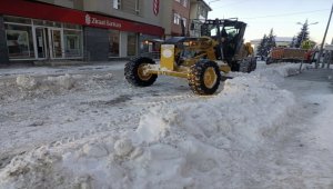 Suşehri'nde kar yağışı etkili oluyor 