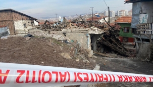 Tahtalarını sökerken gecekondunun çatısı üzerine çöktü: Bir yaralı