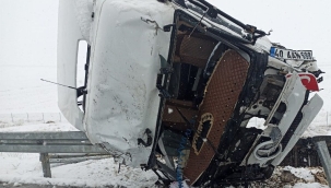 Tır devrildi, sürücü hayatını kaybetti