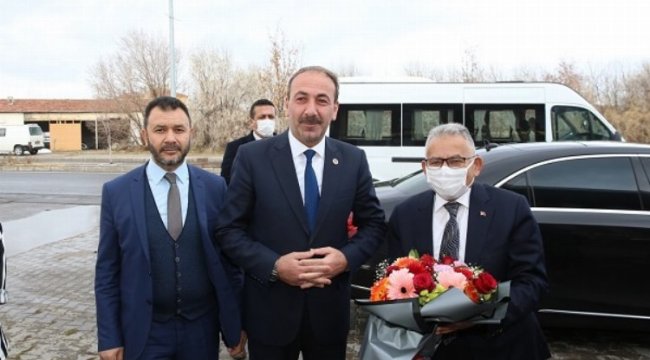 Tomarza'dan Büyükkılıç'a pankartlı teşekkür